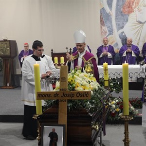 Slavljena misa zadušnica i sprovodni obredi za preminulog mons. Josipa Oslića